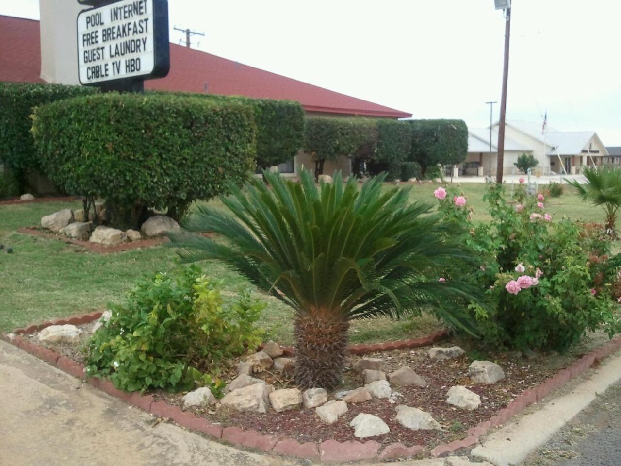 Royal Inn Pearsall 外观 照片