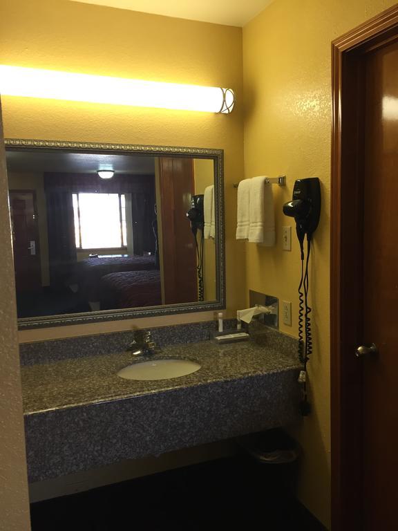 Royal Inn Pearsall 外观 照片