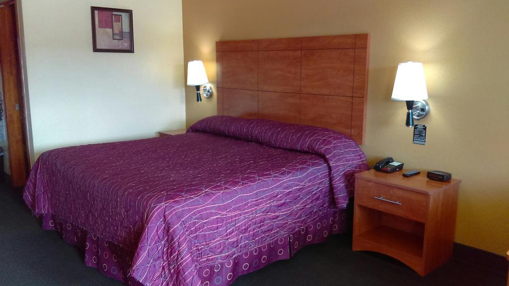 Royal Inn Pearsall 外观 照片